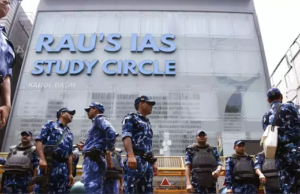 दिल्ली उच्च न्यायालयाने राऊस आयएएस कोचिंग सेंटरच्या दुर्घटनेची चौकशी CBI कडे हस्तांतरित केली; पोलिसांच्या कारवाईवर टीका