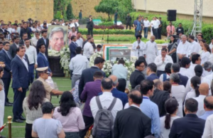 “रतन टाटा यांच्या अंत्यदर्शनाला लोकांनी NCPA च्या लॉनवर श्रद्धांजली अर्पित केली; अंत्यसंस्कार वर्लीमध्ये पार पडणार.”