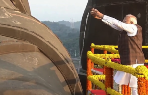 सपाट सुत्रं : सरदार पटेल यांना प्रधानमंत्री मोदींचे अभिवादन, एकता परेडमधील सहभाग – केवाडिया, गुजरातमध्ये राष्ट्रीय एकता दिन साजरा.