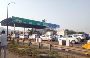 पिंपरी चिंचवडमध्ये मोठी कारवाई! मुंबई-पुणे महामार्गावर सोमाटणे टोल नाक्यावर दोन वाहनांमधून लाखो रुपयांची रोकड जप्त.