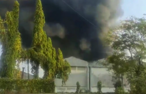 टारापूर MIDC परिसरातील फॅक्टरीत भीषण आग, जीवितहानी टळली, आगीचे कारण अस्पष्ट.