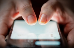 सोशल मीडियावर मैत्रिणीचे अश्लील फोटो पोस्ट करत बदनामी; मैत्री तुटल्याच्या रागातून मित्राविरोधात गुन्हा दाखल