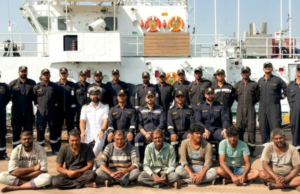 भारतीय तटरक्षक दलाची धडाकेबाज कारवाई: पाकिस्तानी गस्तीनौकेकडून ७ भारतीय मच्छीमारांची सुटका, २ तासांचा थरारक पाठलाग.