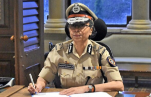 महाराष्ट्रातील टॉप पोलीस अधिकारी फोन टॅपिंगच्या आरोपाखाली स्थानांतरित.