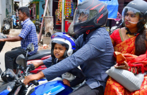 पाठीमागील प्रवाशांनाही हेल्मेट बंधनकारक – आता नियम अधिक कठोर,