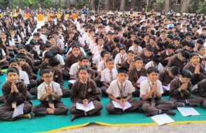 लोणावळ्यातील ॲड. बापूसाहेब भोंडे हायस्कूलमध्ये हजार विद्यार्थ्यांचे सामूहिक गीता पठण, गीताजयंती उत्साहात साजरी.