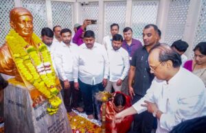 श्री क्षेत्र तुळापूर येथे छत्रपती संभाजी महाराजांना अभिवादन; बलिदान स्थळाच्या विकासकामाची पाहणी व अधिकाऱ्यांना सूचनांचा दिला आदेश