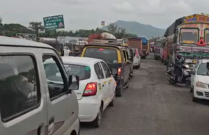 मुंबई-गोवा महामार्गावर मोठी वाहतूक कोंडी: प्रवाशांचा संताप अन् धोकादायक परिस्थिती