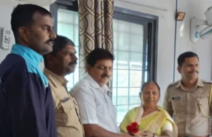 पुणे: रिक्षाचालकाच्या प्रामाणिकपणाचा आदर्श; साडेआठ तोळे सोने असलेली बॅग परत; पोलिसांकडून शाल, श्रीफळ देऊन सन्मान.