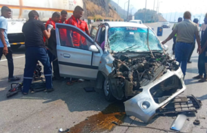 मुंबई-पुणे द्रुतगती महामार्गावर मोठा अपघात; चार जण गंभीर जखमी, वाहतूक विस्कळीत.