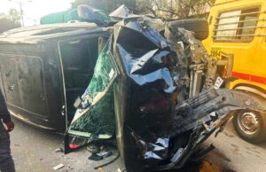 पुण्यात पाषाण-सुस रस्त्यावर SUV पलटली; सुदैवाने जीवितहानी नाही.