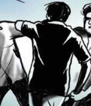 विरोधी टोळीशी संबंध ठेवल्याचा राग; मित्रावर पिस्तुलाच्या मुठीने हल्ला, आठ जणांवर खुनाच्या प्रयत्नाचा गुन्हा.