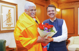 मुख्यमंत्री देवेंद्र फडणवीस यांची केंद्रीय मंत्री गजेंद्र सिंह शेखावत आणि विजया रहाटकर यांच्याशी महत्वपूर्ण चर्चा – मंत्रालयात औपचारिक स्वागताचा क्षण