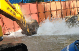 निगडी येथे जलवाहिनीत मोठी गळती; हजारो लिटर पाण्याचा अपव्यय, ठेकेदारावर कारवाईची मागणी!