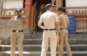 पोलिसाचा वाढदिवस गुन्हेगारांच्या सोबत; ४ पोलिस निलंबित, वरिष्ठ निरीक्षकाची तडकाफडकी बदली!