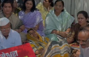 रस्त्याच्या दुरुस्तीसाठी खासदार सुप्रिया सुळे यांचे जिल्हाधिकारी कार्यालयासमोर ठिय्या आंदोलन सुरू