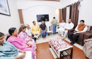 मुख्यमंत्री देवेंद्र फडणवीस यांचा पुण्यातील भावनिक दौरा; शहीद संतोष जगदाळे यांना भावपूर्ण श्रद्धांजली