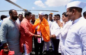 मुख्यमंत्री देवेंद्र फडणवीस यांचे आळंदीत जल्लोषात स्वागत! धार्मिक व विकासकामांच्या आढाव्यासाठी भेट